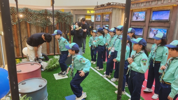 위 사진 : 캠프에 참여하고 있는 한국스카우트연맹 컵스카우트 대원들 사진